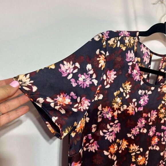 Woman’s floral blouse with cute cut out. Split hem. Size Large. Super cute! Shor - Picture 3 of 10